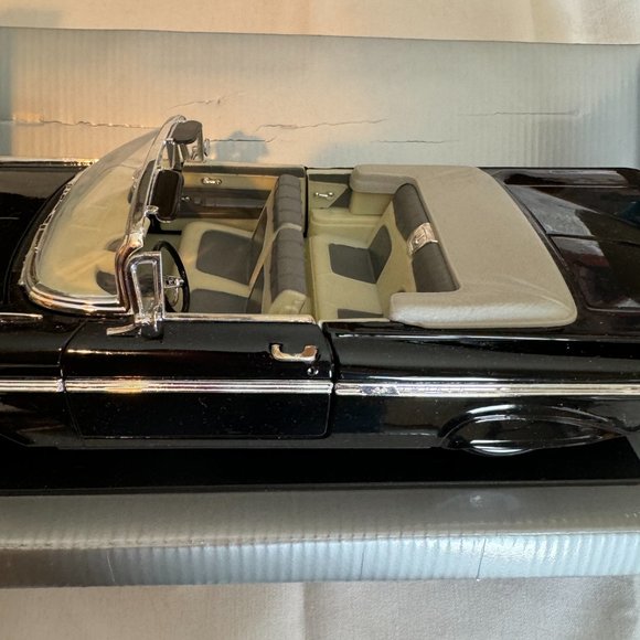 Road Signature Deluxe Collection 1959 Chevrolet Impala Black Edition Diecast Car - Picture 4 of 14